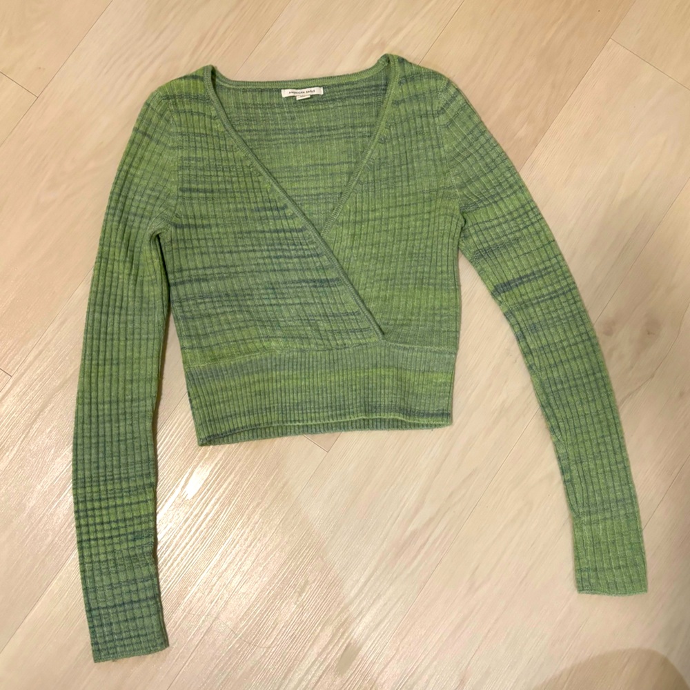 American Eagle green cross cropped long sleeve top
Size Medium